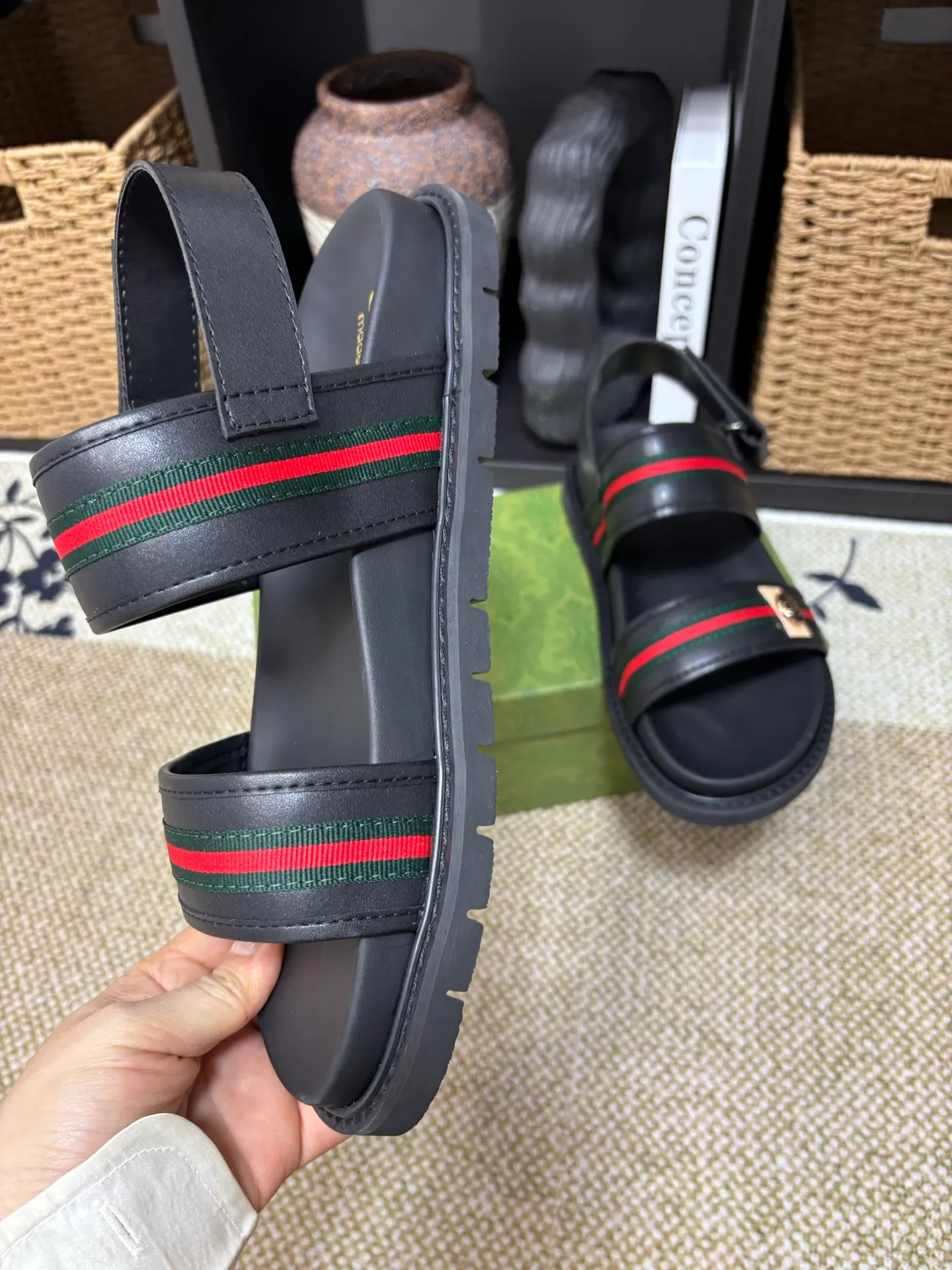 Factory 💰 300 yuan Gucci slippers] high-end men's shoes brand official website 1:1 latest masterpiece: original mold customization, the fabric is made of imported original materials, upgraded outsole, lighter and non-slip. The market's top quality, simple yet tasteful, a must-have for fashionistas, fashionable at your feet, full of confidence, the same style at the counter 👍The season of summer slippers is here. Code: 38-45 (45 customized)